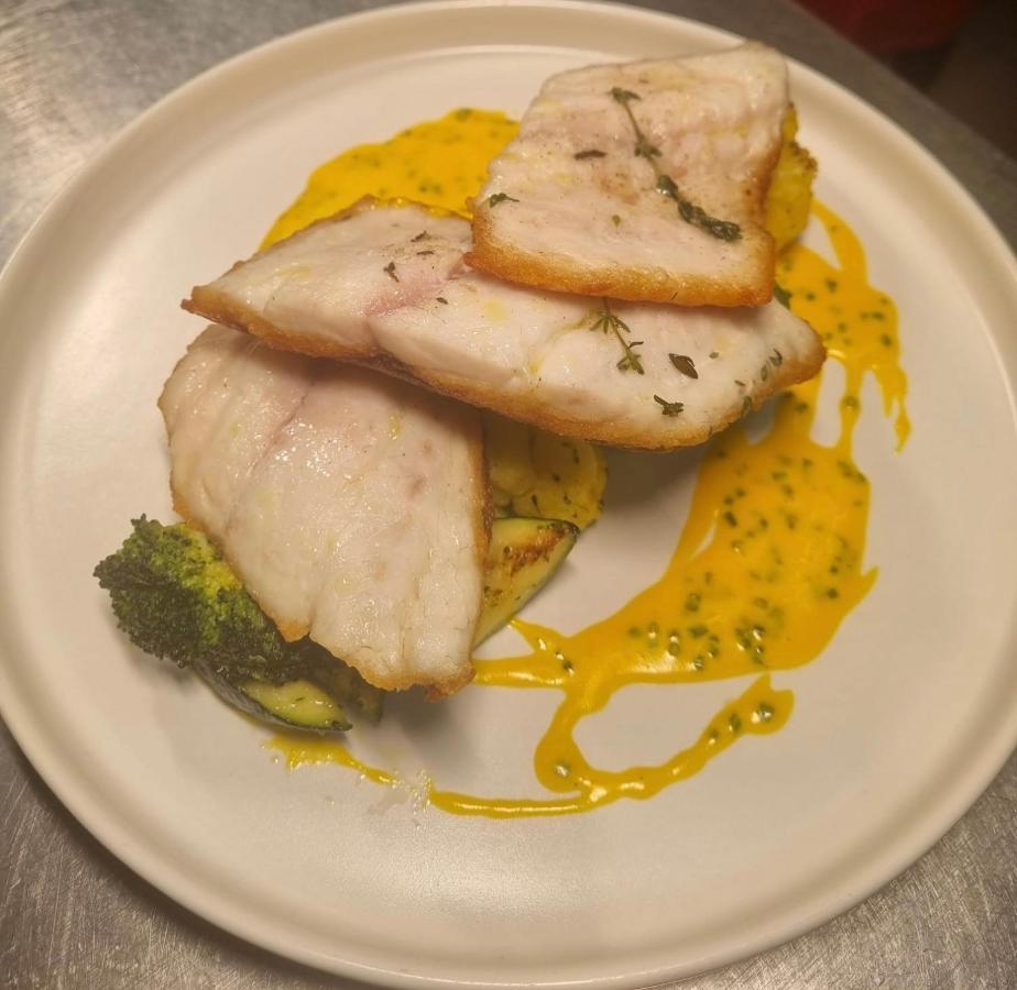 Onnens Hotel Restaurant Bellevue מראה חיצוני תמונה